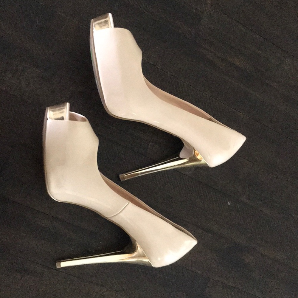 GUESS! Cream/gold patent peep toe pumps